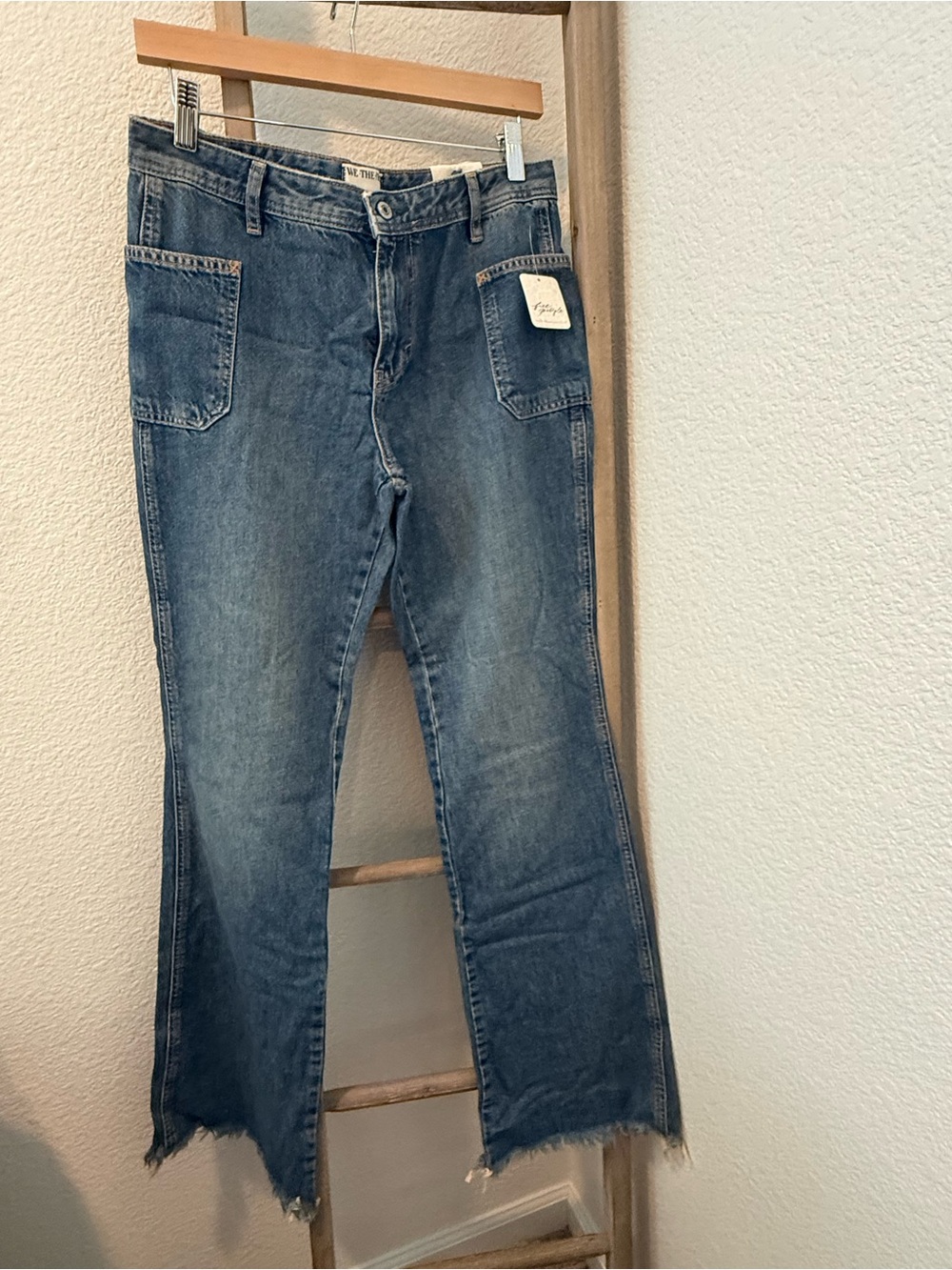 NWT✨ We The Free Women’s Fray gem Jeans in Faded Blue Denim